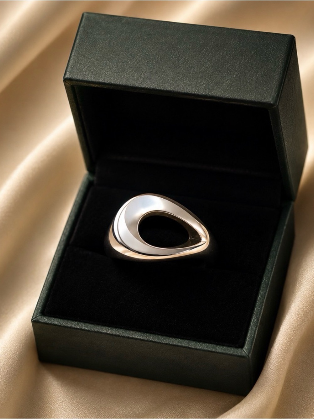 Beautiful Italian, .925 sterling silver ring size is 8.2. Handmade in Italy.🇮🇹